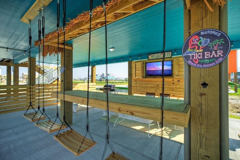 Blutopia by Avantstay Outdoor Lounge w Bar