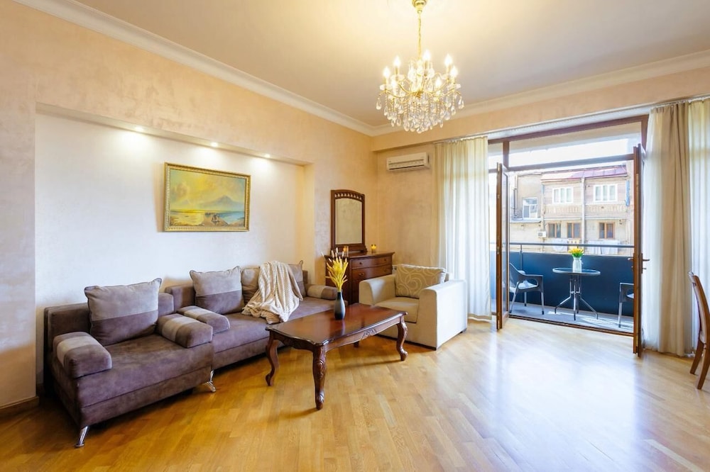 Apartment by Luxe Group DI888