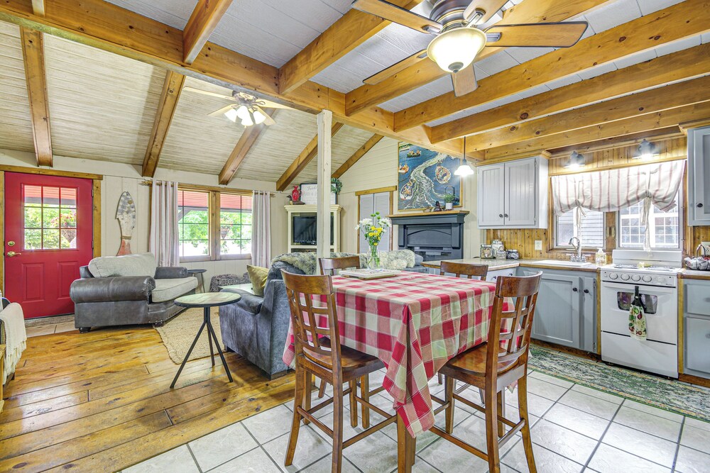 Hike, Swim & Fish: Lakefront Cabin in Roach!