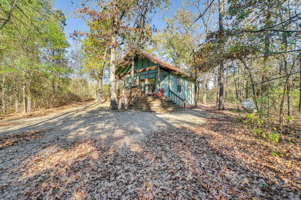 Hot Tub & Fire Pit: Cozy Cabin in Broken Bow!