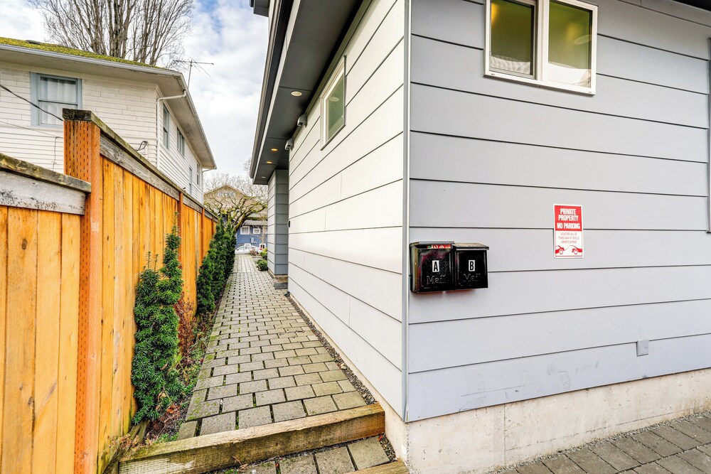 Walk to UW: Townhome w/ Rooftop Patio!