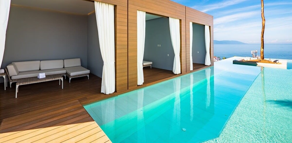 Stylish King-bed Unit - Pool - Ocean View - Gym