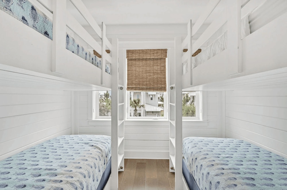 Barefoot Paradise by Avantstay Walk to Beach Pool Bikes