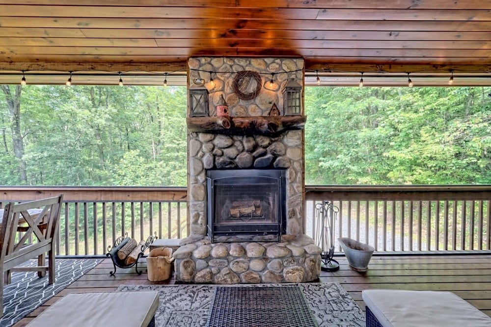 Hot Tub 3 Fireplaces Mountain Views Game Room