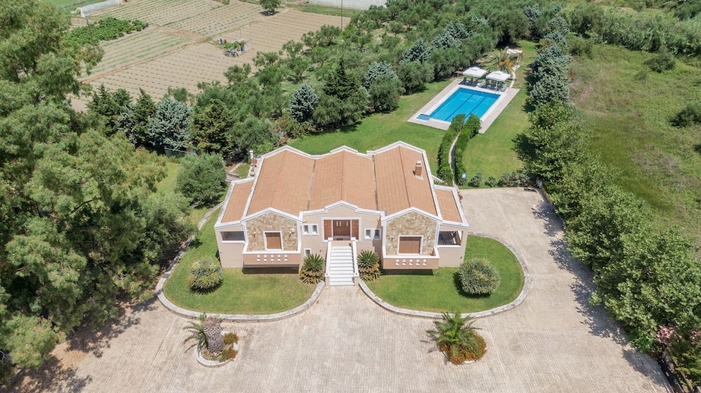 Leone Luxury Villas