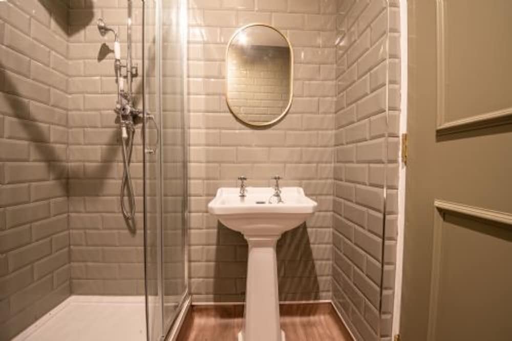 Host Stay Woodroffe Arms Hope Twin Room 5