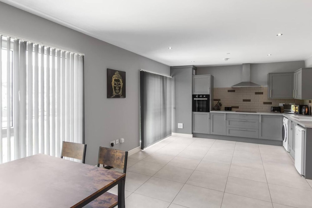 Impeccable 1-bed Apartment in Ebbw Vale, Wales view 3