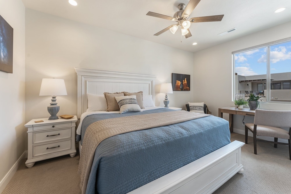 Canyon Country Oasis 6 Bedroom Townhouse