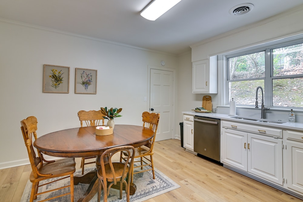 Oxford Vacations - Centrally Located Home Steps to Oxford Square! - Property Image 18