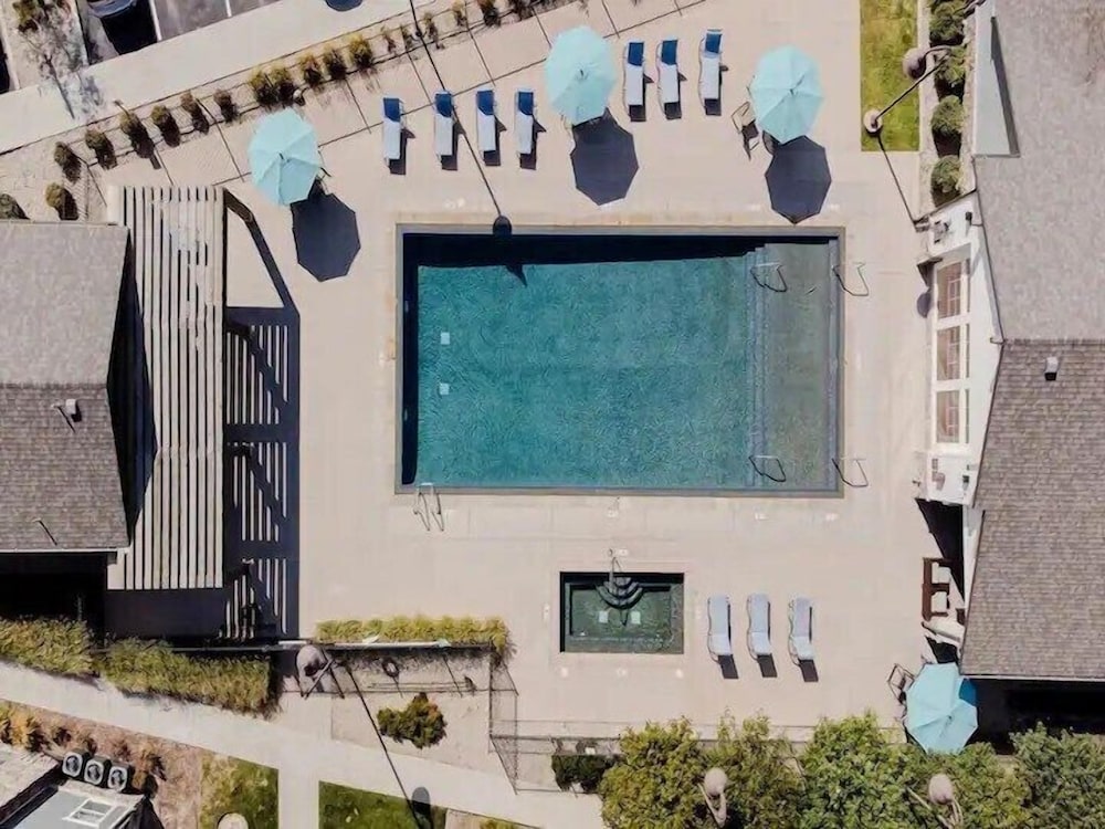 Modern Cozy 2BR Apt With Pool and Hot Tub