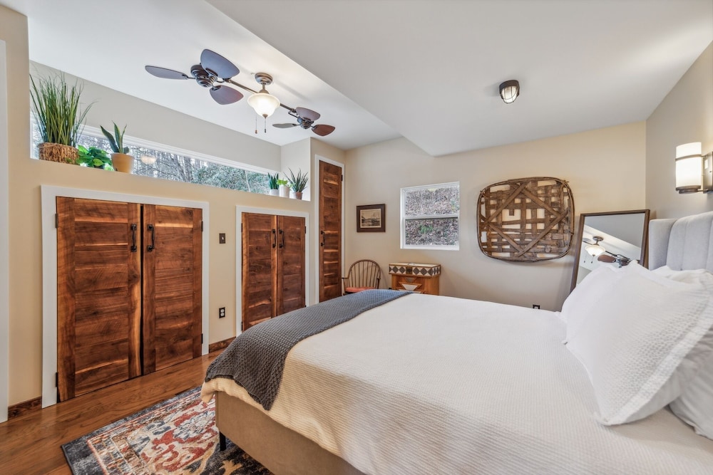 Comfortable Cabin Near Wineries-hiking-hendersonville 2 Bedroom Cabin by Sunscape Property Management view 2