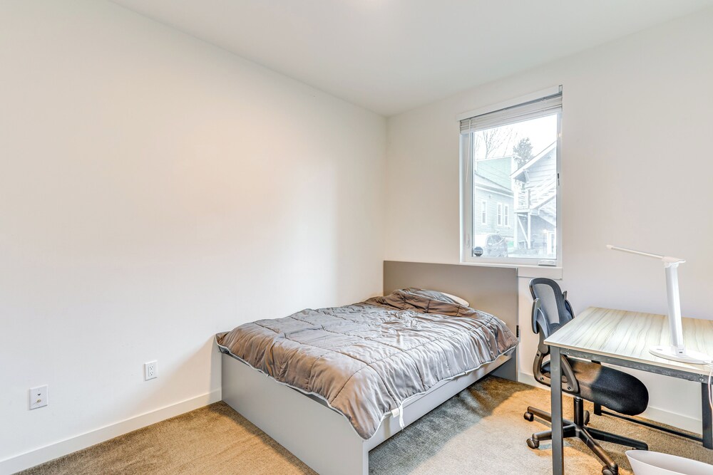 Walk to UW: Townhome w/ Rooftop Patio!