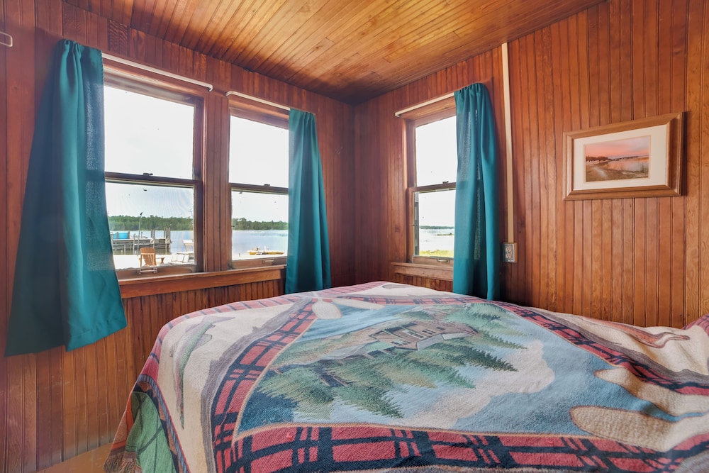 Beach & Dock Access: Upper Peninsula Cabin Retreat
