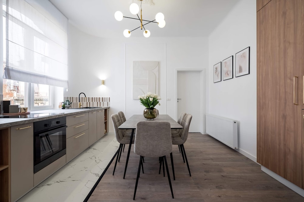 Elegant & Bright 2BR Condos - Steps from Old Town