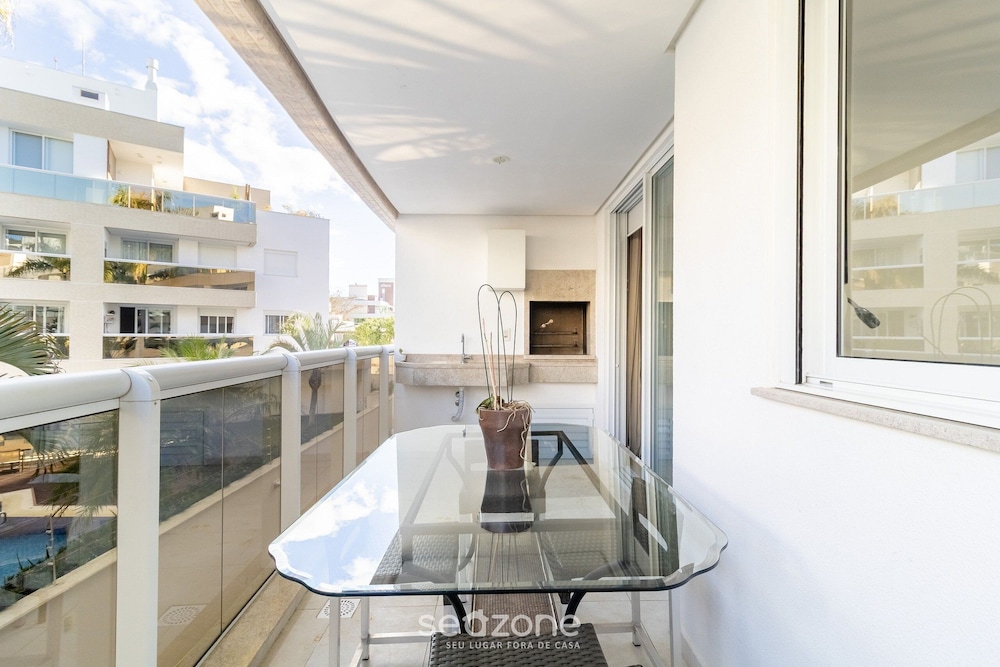 Apart w/ Barbecue in Condominium With Pool Bri0102