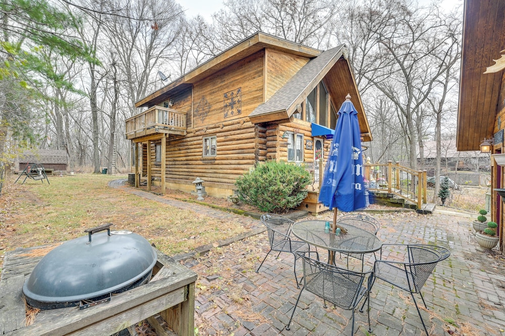 Walk to Saylorville Lake: Spacious Home w/ Deck!