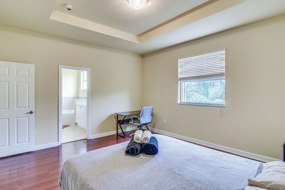 Yard w/ Lake View: Remote Working Hub in Homestead
