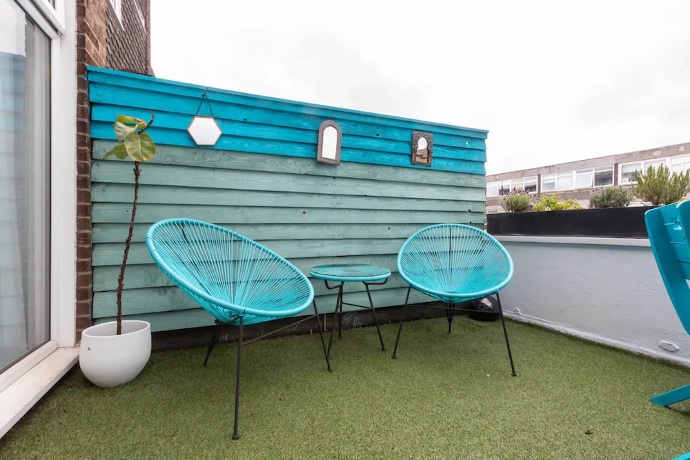 Spacious & Cosy 2 bed Flat With Terrace & Parking