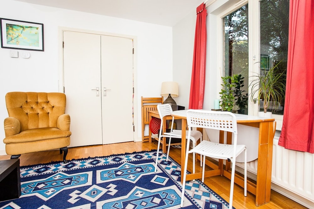 Charming Peaceful 2 Bed with Parking and Garden