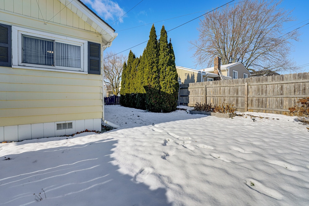 < 1 Mi to Dtwn Clawson! Family Retreat w/ Yard