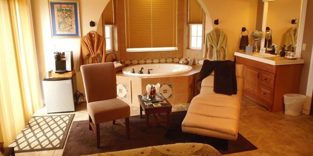 The Collins Inn and Seaside Cottages - Adults Only