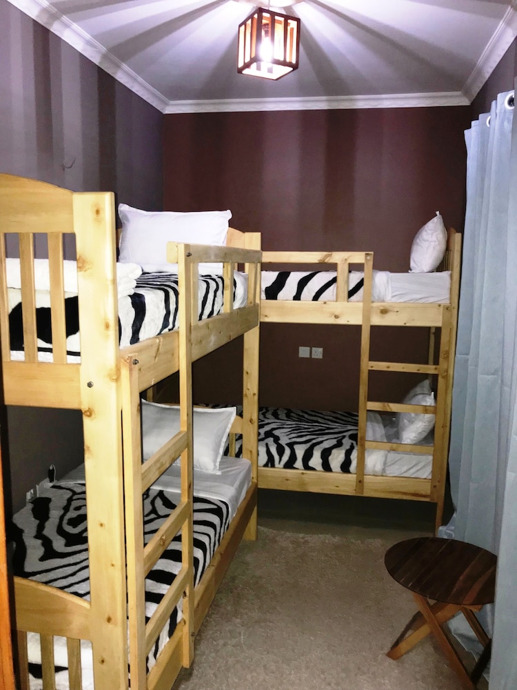Savannah House - Hostel