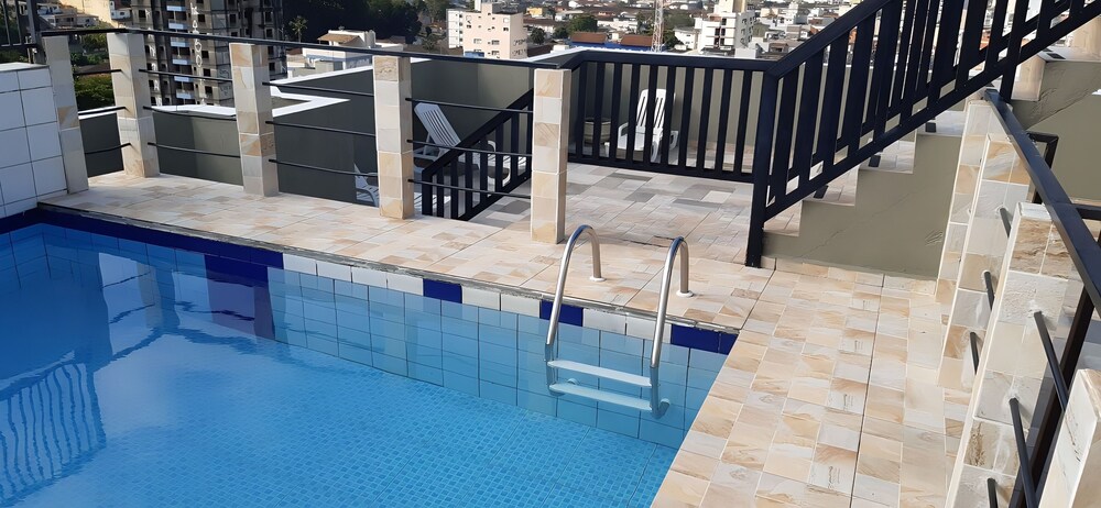 500m da Praia, BIWA Edifício com Piscina, 1garagem, WI-FI, Portaria 24hs, churrasqueira, playground, jardim, Centro do Guarujá, SP