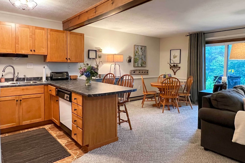 Glen Condo w/ Mountain Views: Walk to Story Land view 3
