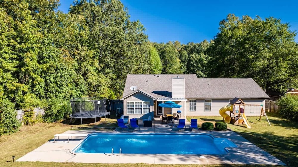 Pool Oasis w King Bed Firepit