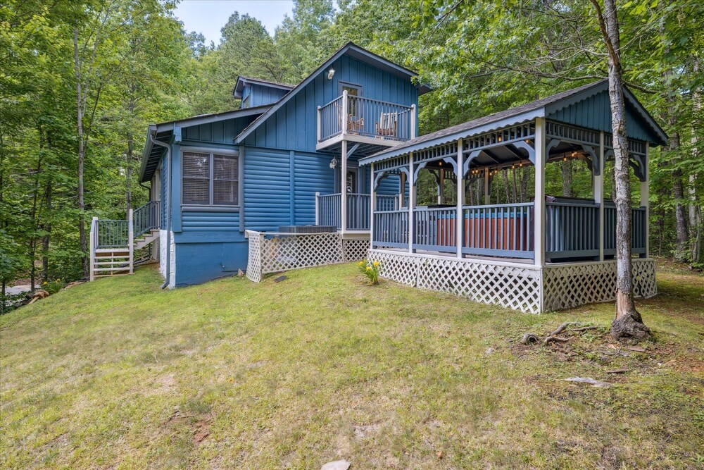 Golf Resort Cabin w Hot Tub Firepit Pool