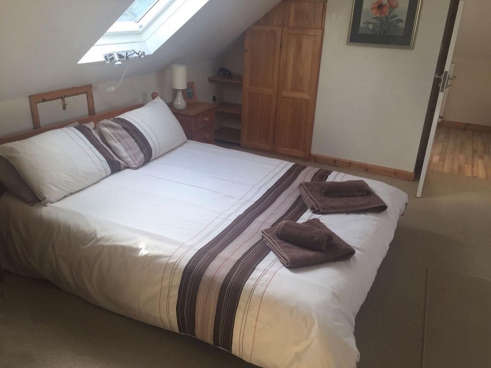 House - Sleeps 8, Close to Beach & Free Parking