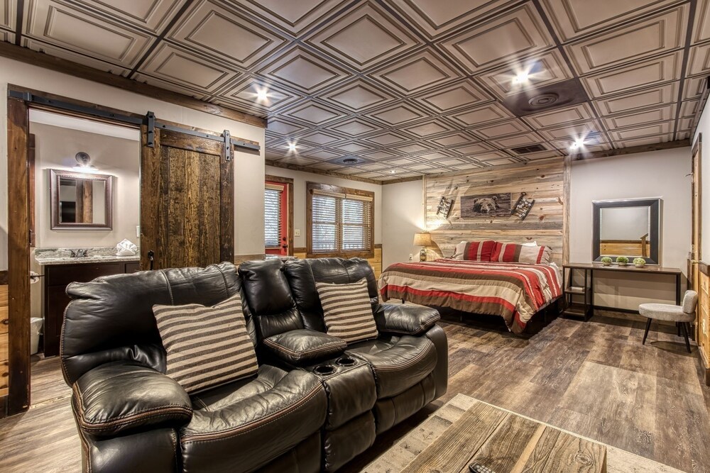 Cuddlin' Up, Er209 - Luxury At Its Finest And Location That Can't Be Beat! 2 Bedroom Cabin by RedAwning view 5