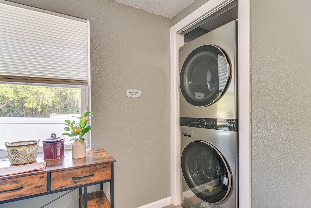 6 Mi to Busch Gardens: Family & Pet Friendly Home