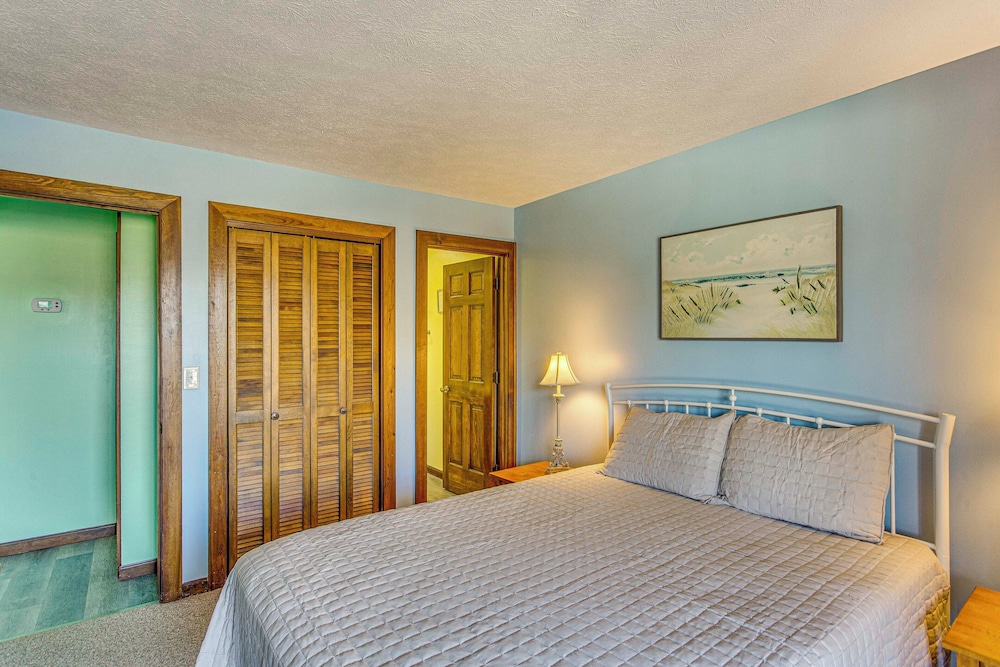 Walk to Ocean: Condo w/ 3 Pools in Myrtle Beach