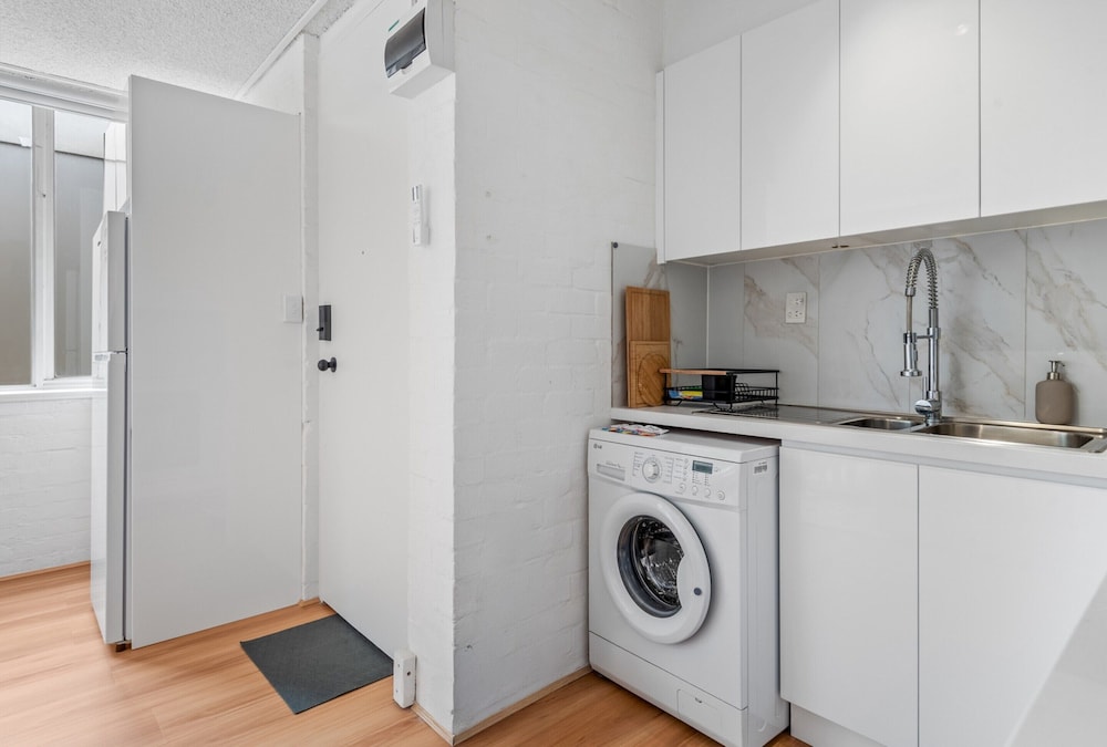 Cozy 1BR Stay in South Yarra With Parking & Wi-fi