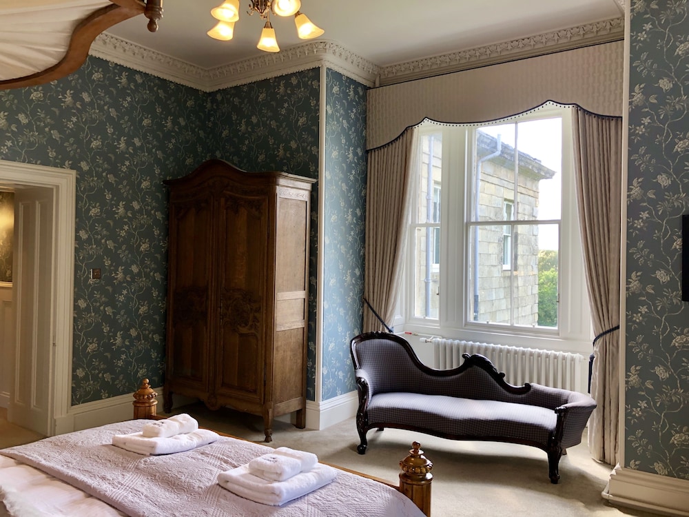 Netherdale House and Coach House