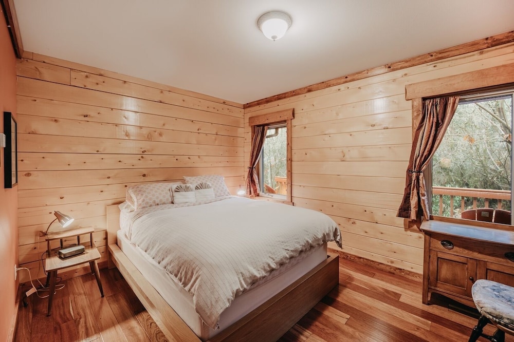21gs - Log - Pets Ok - Sleeps 6 3 Bedroom Home by RedAwning