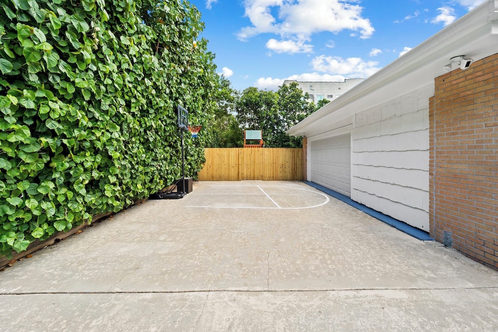4BR Intracoastal Retreat With Pool, Games & More!