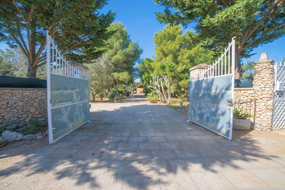 Masseria Le Palmentelle Pool And Garden