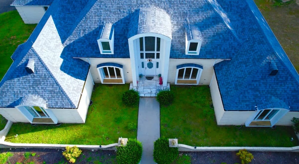 Luxe Gated Mansion - Basketball Court Movie Theater Acreage