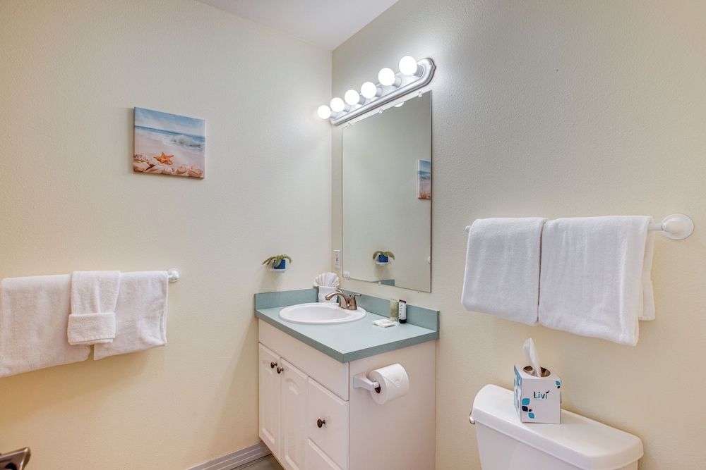 Walk to Shore: Home w/ Deck in Rockaway Beach!