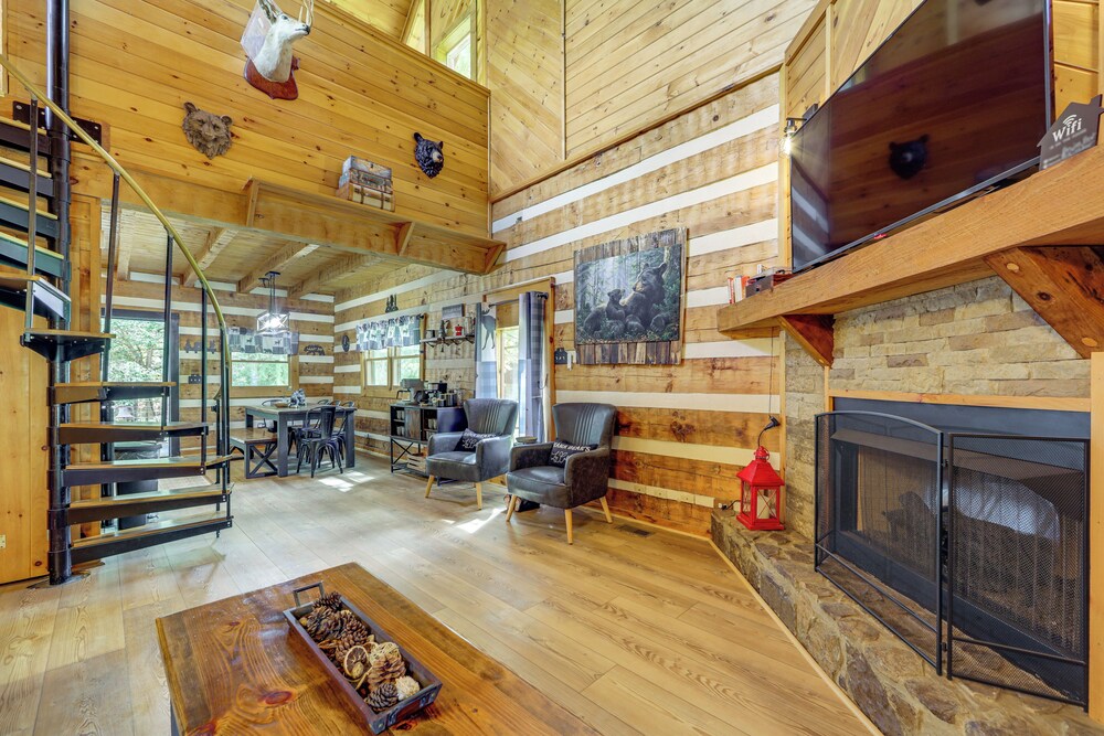 Mins to Dollywood: Boujee Bear Cabin w/ Hot Tub!
