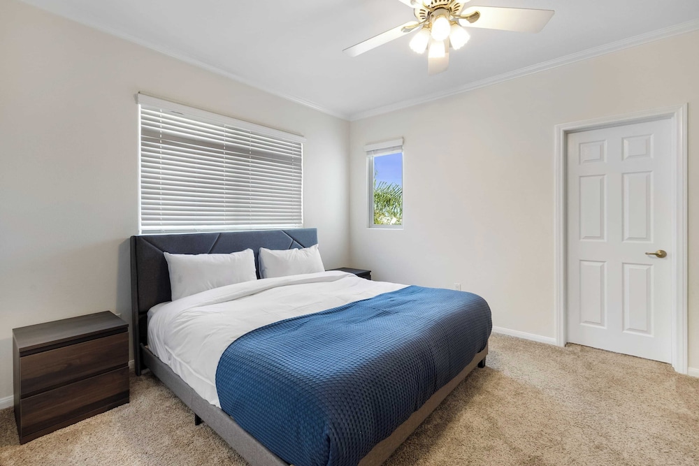 Walk to Dining, Mission + Pacific Beach, and Bars/nightlife Private Backyard