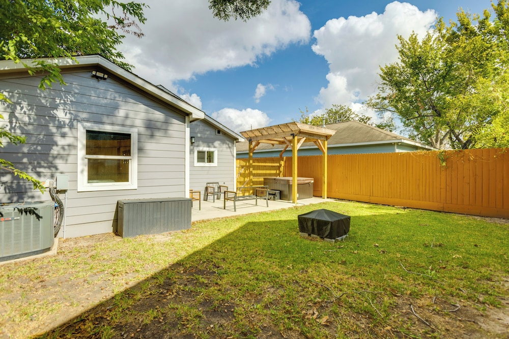 Updated Home w/ Hot Tub in Houston's Northside!