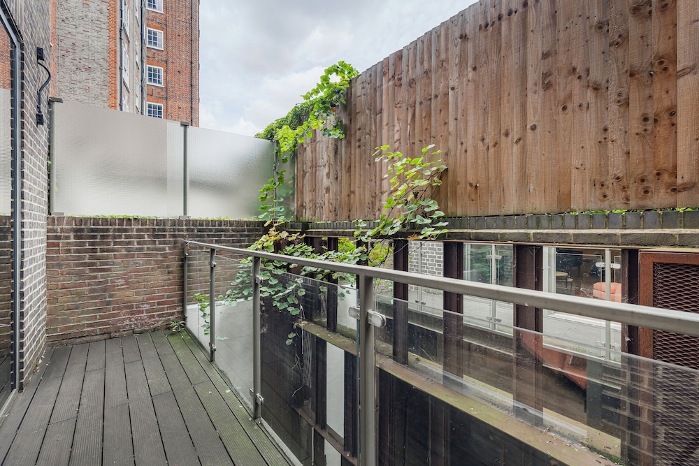 Spacious 5 Bdrm Townhouse in Camden