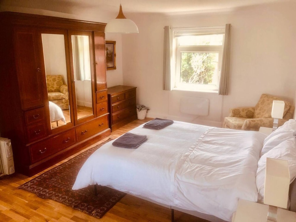 Inviting 5-bed House in Eastbourne view 2