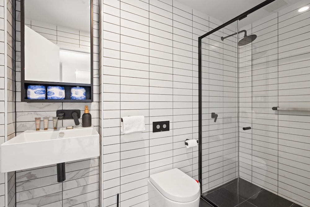 Bright Kingston Stay With Balcony Access