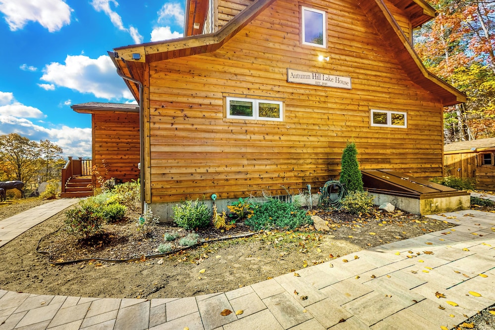 3BR Home w/ Private Hot Tub, Kayaks & Lake Views