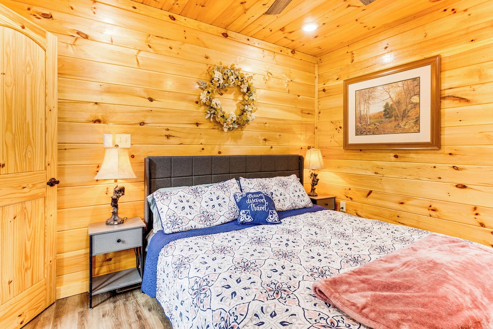 8 Mi to Dollywood: Cabin w/ Hot Tub & Decks!