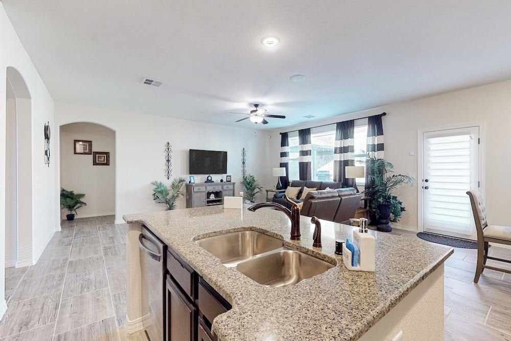4BR w/ Private Yard, Outdoor Games, Grill, & W & D